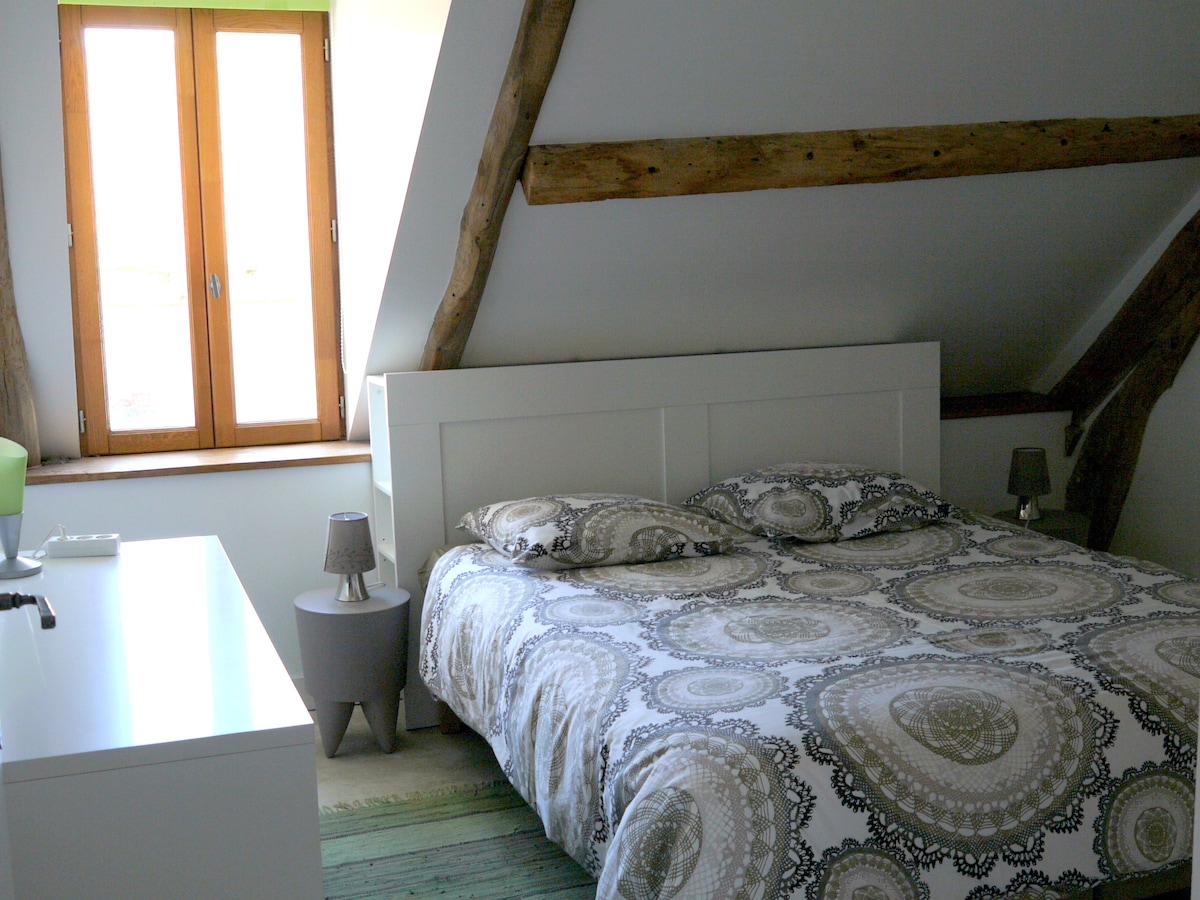 chumba kingine cha kulala. Kitanda cha malkia kinaweza kutenganishwa.