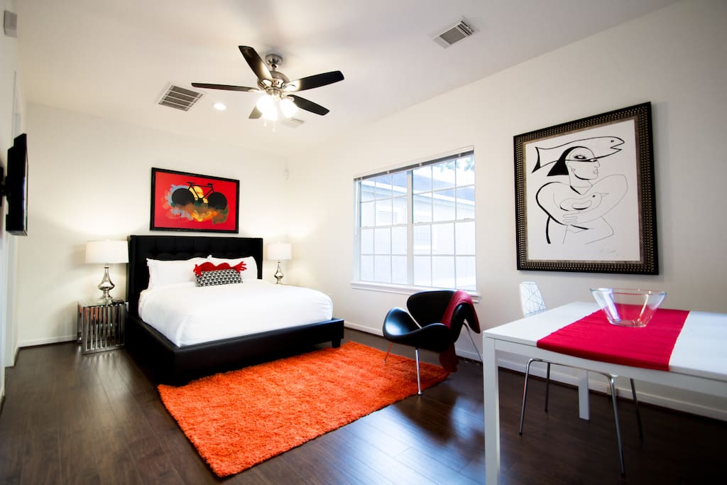 Great space with Queen Size bed and Table to eat and work space