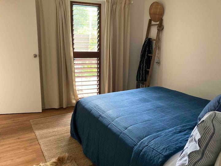 غرفة النوم 5 - غرفة نوم تضم سرير كوين في الطابق الأرضي. 