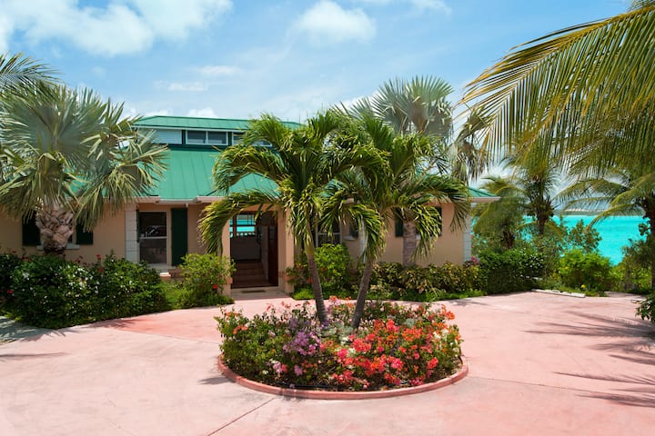 Emerald Shores Estate. 18 Guest Villa! Chalk Sound - Turks and Caicos Islands