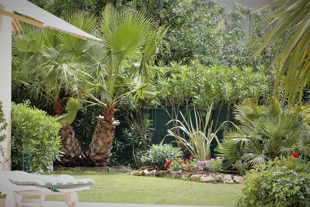 un grand jardin privé en L