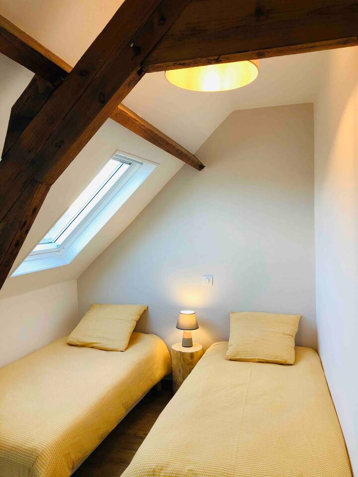 Bedroom with 2 single beds