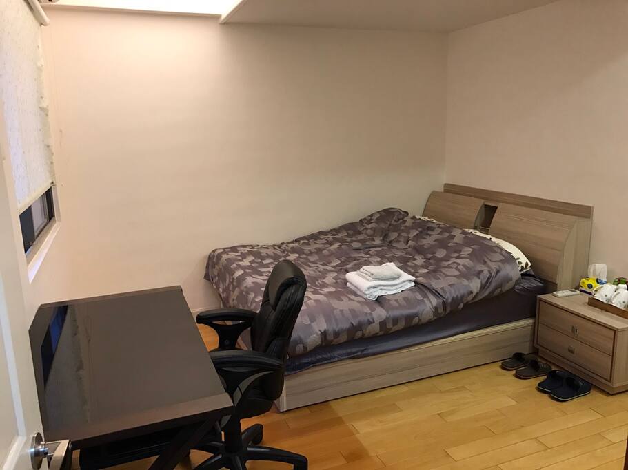 Room detail - double bed+working desk