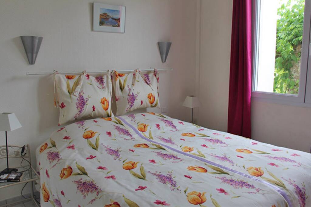La chambre donnant sur le salon laisse le choix de fermer ou pas.