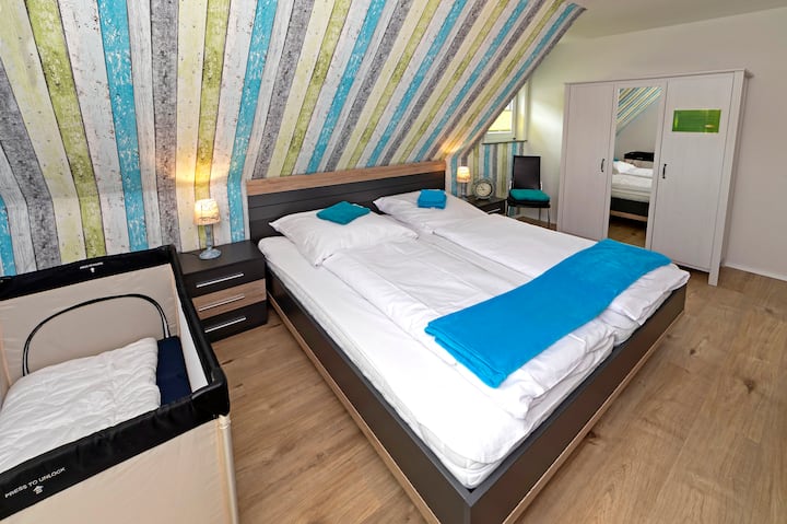 غرفة نوم بسرير في الطابق العلوي