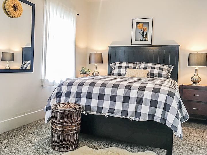 חדר השינה הגדול ביותר עם חדר ארונות קטן וחדר שינה