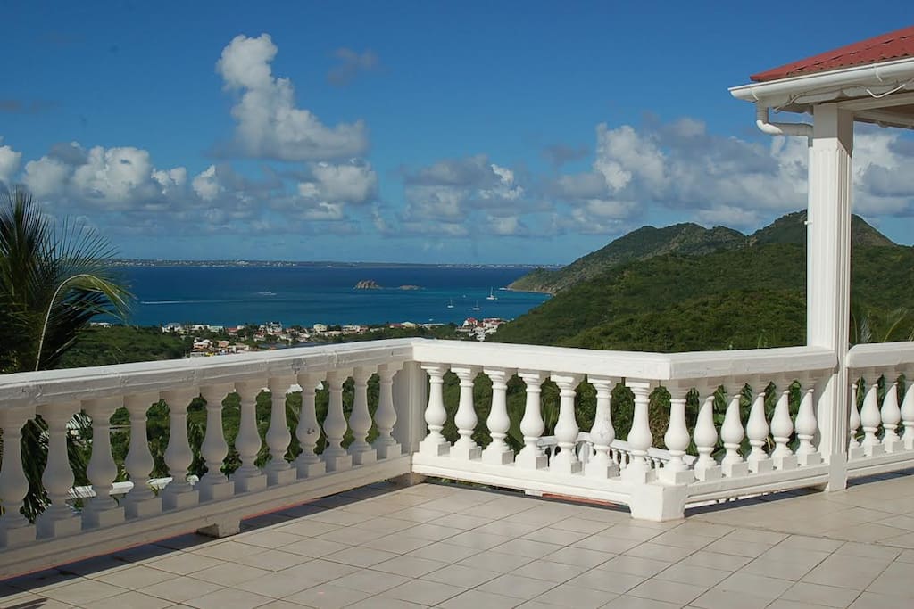 Depuis le hall d'entrée accédez à une magnifique terrasse et sa vue imprenable sur l'île d'Anguilla.