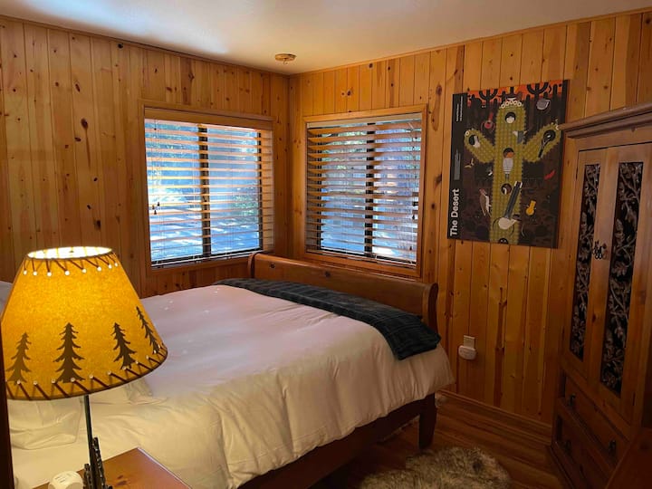 Spálňa na prízemí s manželskou posteľou.