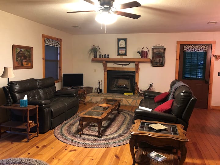 Enjoy Mountain Life At The Cabin At Holly Hill - Franklin, NC