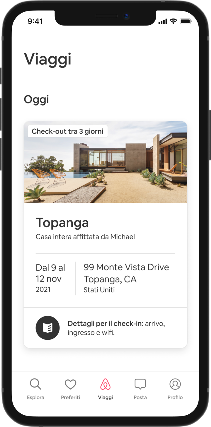 Su un telefono cellulare compare la scheda Viaggio di un ospite che mostra un viaggio imminente. Sotto un titolo in cui c'è scritto "Oggi" c'è l'immagine di una casa con tetto spiovente e al di sotto di questa ci sono i dettagli della prenotazione dell'ospite: il titolo dell'annuncio, i nomi dell'host, l'indirizzo e le date del viaggio. In fondo alla schermata c'è un pulsante che dice: "I tuoi dettagli per il check-in. Arrivo, ingresso e wifi."