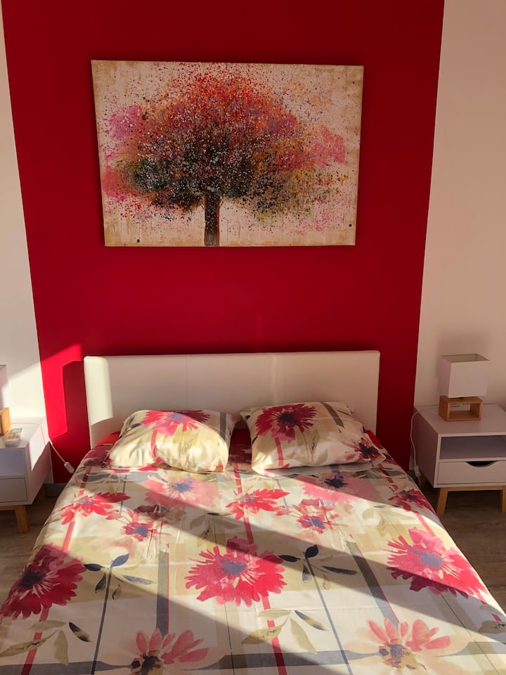 Röda sovrummet med utsikt över balkongen 