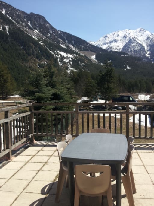La terrasse avec le Jardin. Vue sur le Janus et le col de Montgenèvre