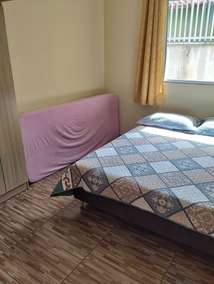 Manželská posteľ + dvojitý matrac + samostatný matrac a skrine s prikrývkami + klimatizácia + prenosné ventilátory.