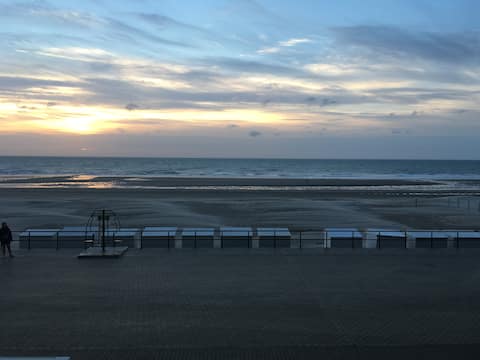 Toffe studio met terras en frontaal zeezicht