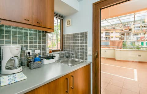 Popular Airbnb listing: Terrace studio in Old Town in Δήμος Θεσσαλονίκης