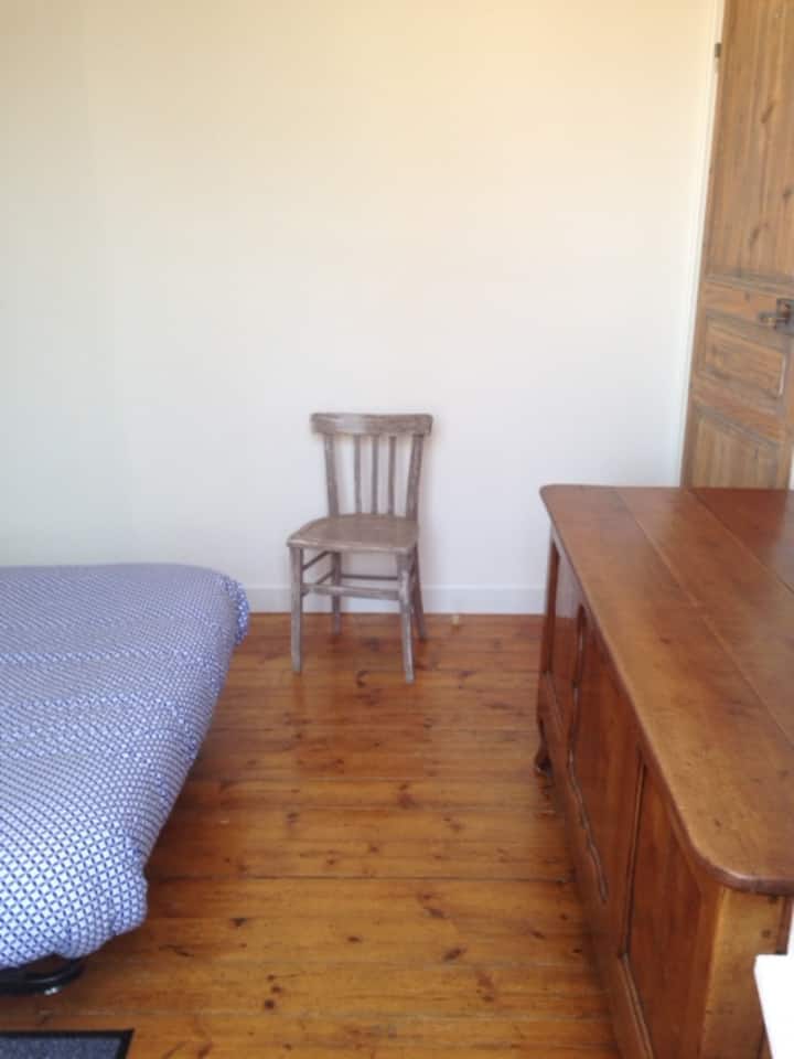 komportableng double bed, silid - tulugan kung saan matatanaw ang terrace.