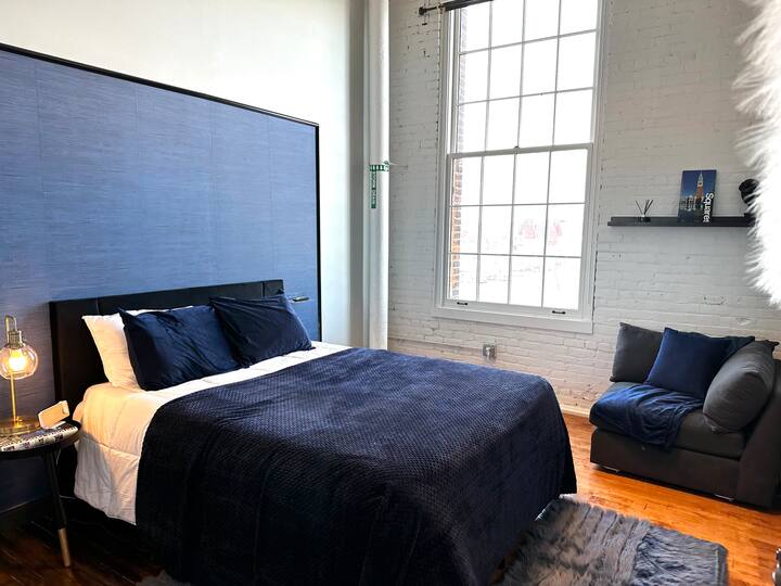 Segundo dormitorio con cama tamaño queen, área de lectura y vestidor