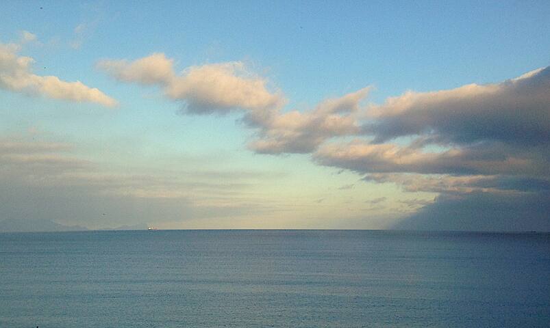 Contemporary beach house with elevated sea views. gallery image 4