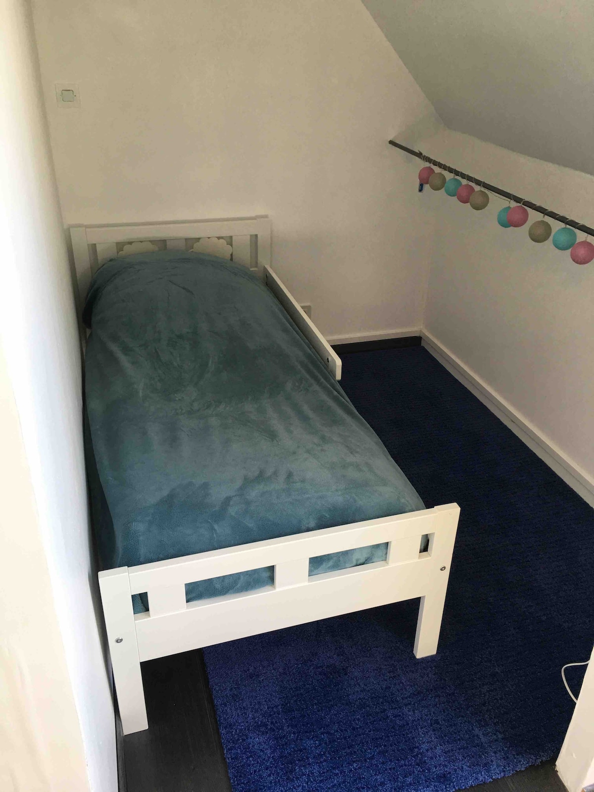 בחדר שינה 2 גומחה עם מיטת ילדים 170*50 (עד גיל 7)