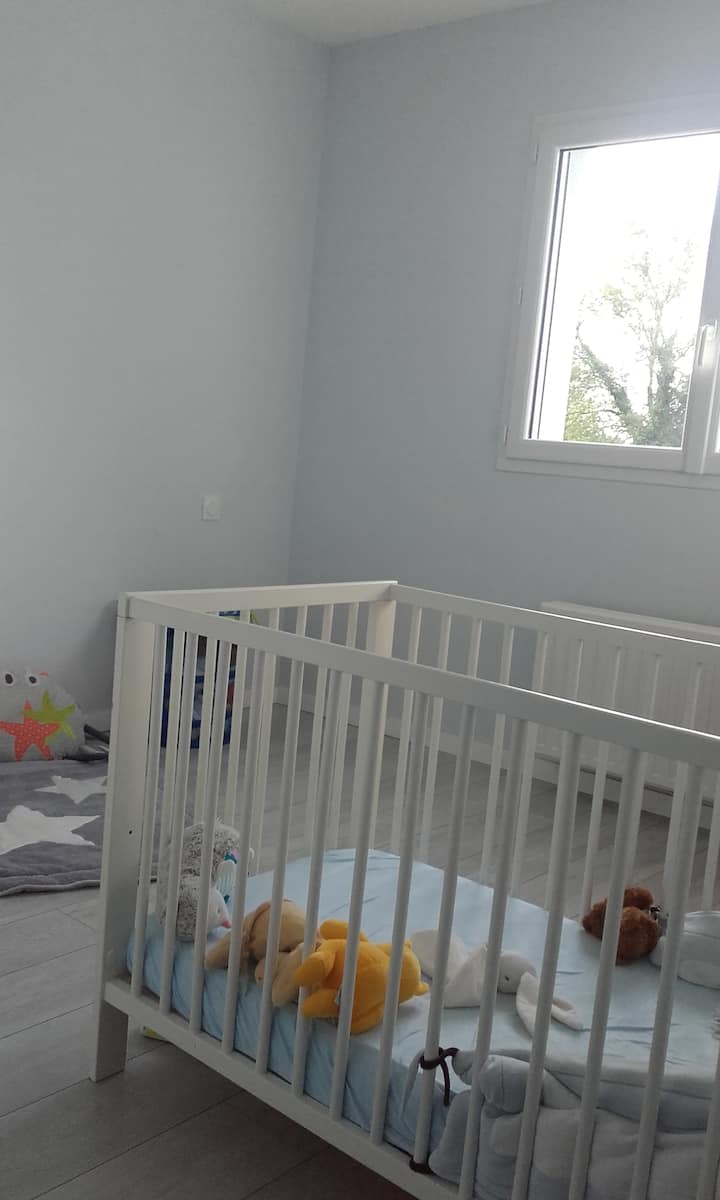 楼上2号卧室的西北曝光。   她可以接待婴幼儿或2名成人（沙发床）。