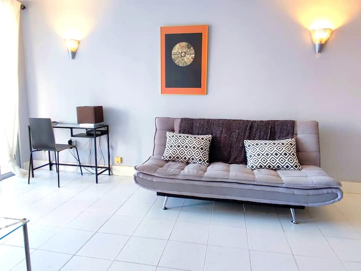 Გასაშლელი დივანი მისაღებ ოთახში 