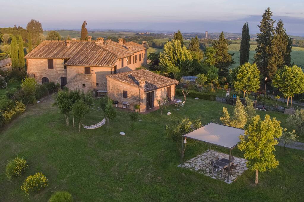 Podere Beci - 2 full size apartments and a quaint Guesthouse