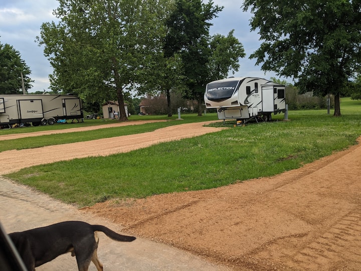 Salt Creek Cabins RV Park Sp 6, 30/50 amp hookup Campsites for Rent