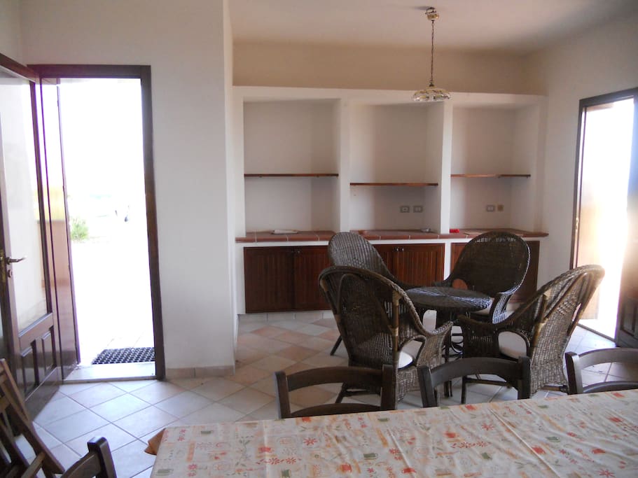 ingresso e living con tavolo pranzo