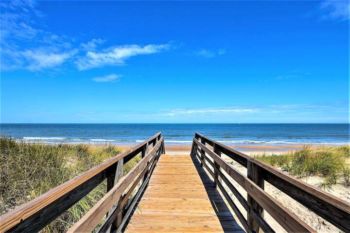 Beach Cottage Breeze Suite (Monthly Rentals Available)