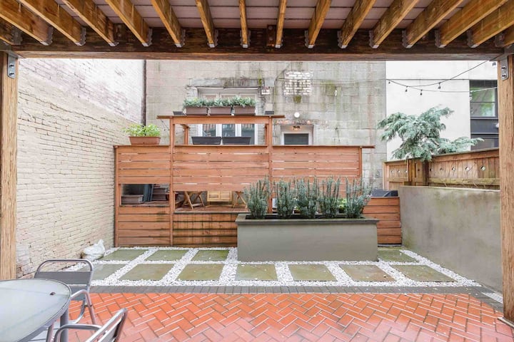 Urban Sanctuary: 1 Stop To NYC, 2 BR w Cool Yard