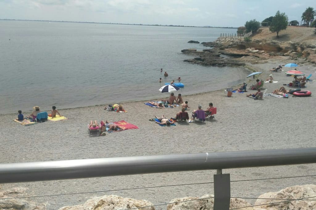 Playa a 30segundos del apartamento.