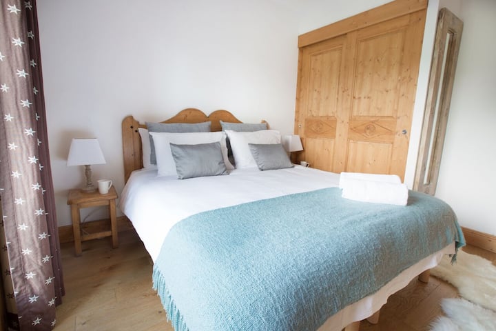 מיטת תאומים/קינג בקומת הקרקע, מול המקלחת