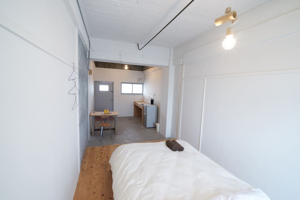 Free wifi, washbasin, refrigerator,air conditioning, heating, complete.