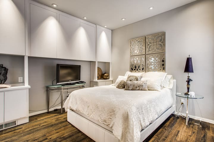 Izba pre hostí so šatníkom, kúpeľňou a inteligentnou televíziou