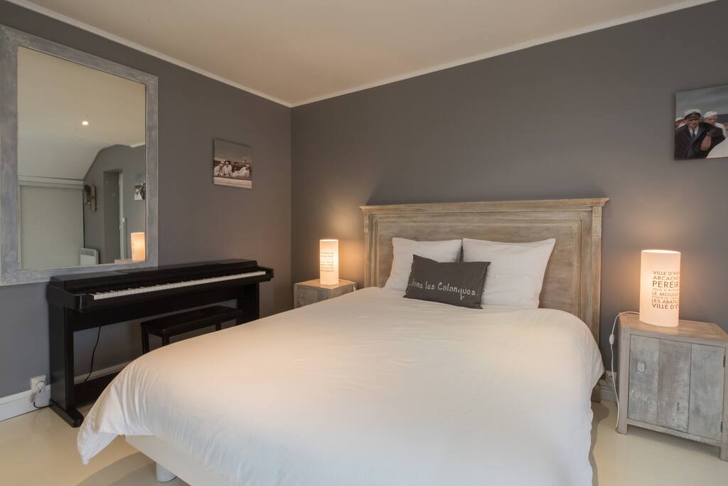 Suite parentale, lit et piano.