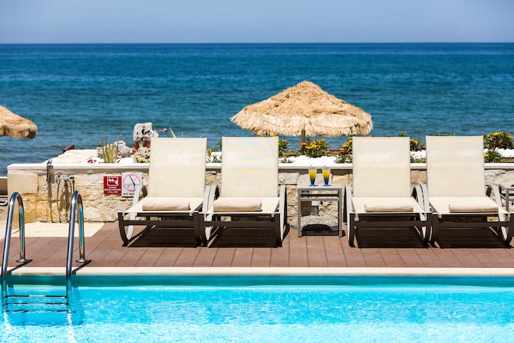 Iris Luxury Beach Front Residence with Pool & BBQ