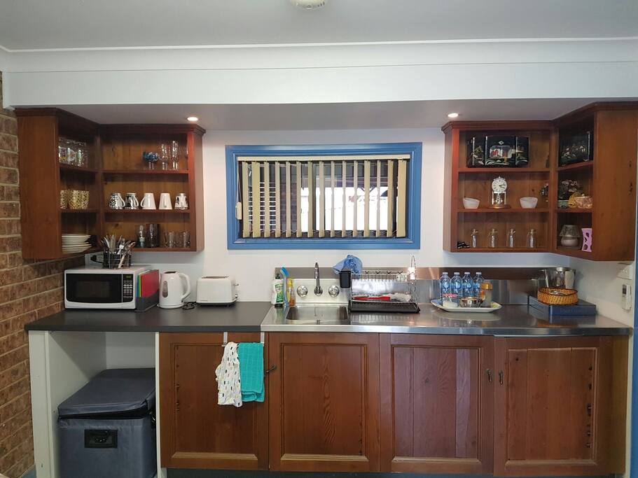 Fridge, microwave, tea & cofee & toaster. Other cooking equipment is available on request.