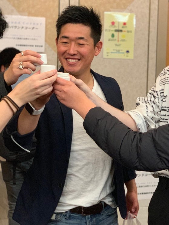 Show full-screen, host-provided image