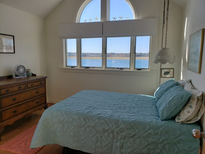 2号卧室位于二楼，配有双人床。