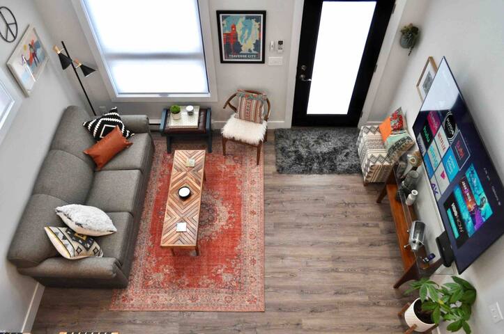 New Boho Loft /Next to Tart Trail/Parking/70”TV