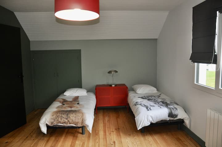 Kitanda cha 1 na 2 cha mabweni (sakafu ya 2)