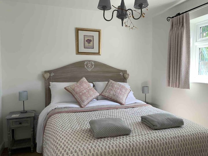 欧陆式2米宽双人床高于平均水平。底座底下有一个深层储藏设施。 床上用品由凉爽的棉床单和枕套组成。其他储物柜包括床头柜、抽屉柜和小型内置衣柜。