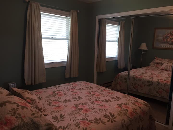 queen bed, closet and dresser in room 