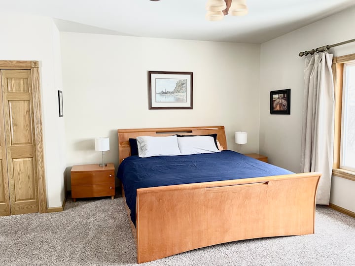 غرفة نوم كبيرة في الطابق الرئيسي (سرير بمقاس كبير)