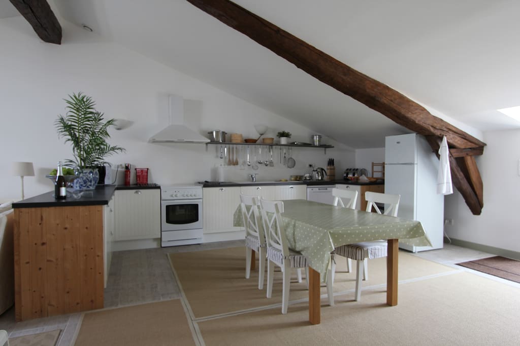 The light, spacious and fully equipped kitchen with seating for six