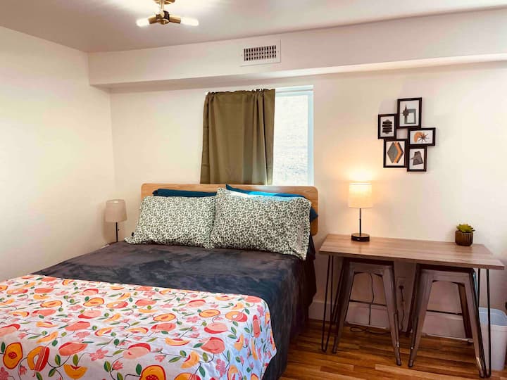 تحتوي غرفة النوم الثانية على سرير كامل الحجم.