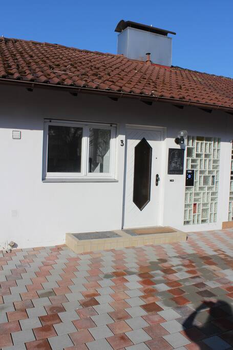 Haus von vorn; davor sind 3 Parkplätze