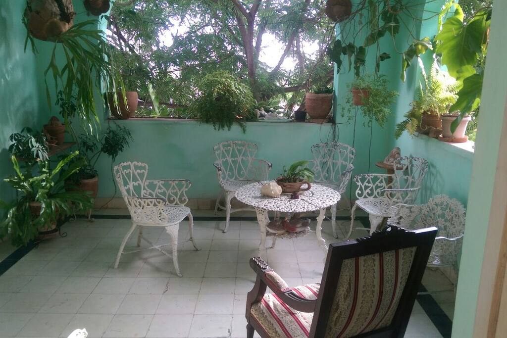 Terraza de la casa donde podrás degustar de un aromático café cubano.