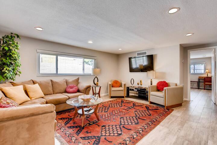 Near Convention Center & Strip, with nine beds gallery image 3