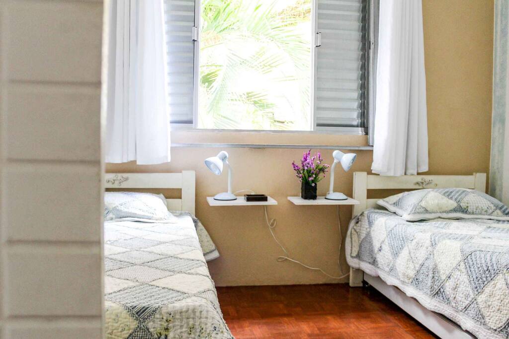 Quarto 2: duas camas de solteiro